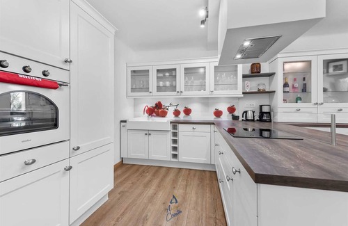 Zurkovo Villa | Charming 3BR Villa for 6 with Pool near the Beach