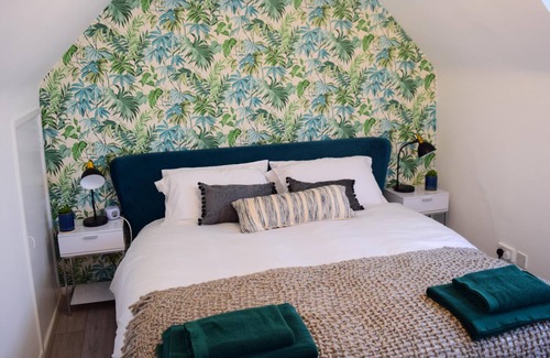 South Hayling Cottage | Charming 4-Bed Cottage in Hayling Island - Hot Tub