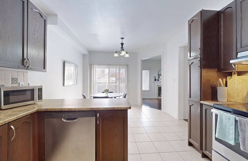 Brampton House | Charming 4-bed Home Away From Home in Brampton, ON