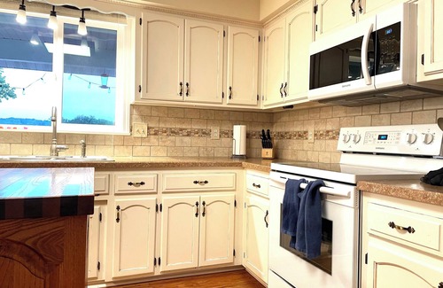 Climax Springs House | Charming 4-bedroom house with Private Dock - Perfect for Family Gatherings