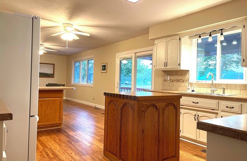 Climax Springs House | Charming 4-bedroom house with Private Dock - Perfect for Family Gatherings