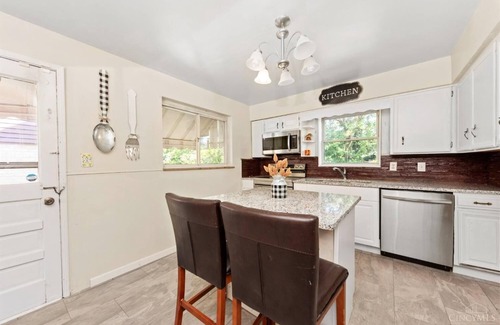 Roselawn Finance House | Charming 4-bedroom house with WiFi, AC in brilliant Cincinnati, Silverton area.