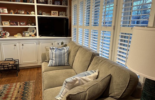 Northfield House | Charming 4-bedroom house with WiFi and AC in Louisville.