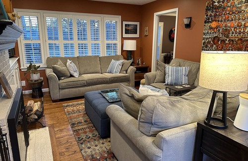 Northfield House | Charming 4-bedroom house with WiFi and AC in Louisville.