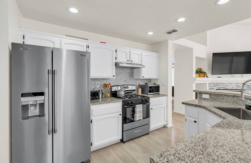 Elk Grove House | Charming 4-bedroom house in Elk Grove with WiFi and AC