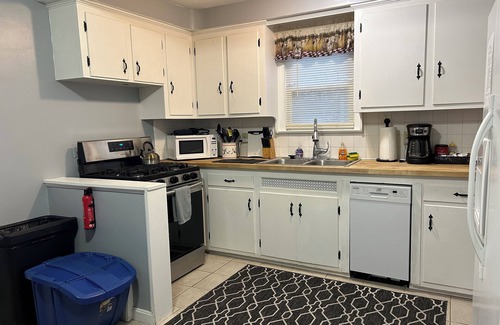 Brooklyn House | Charming 4-bedroom house in delightful Brooklyn with WiFi, AC