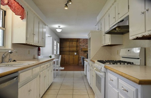 Norman House | Charming 4-bedroom house with AC, WiFi and swimming pool in welcoming Norman