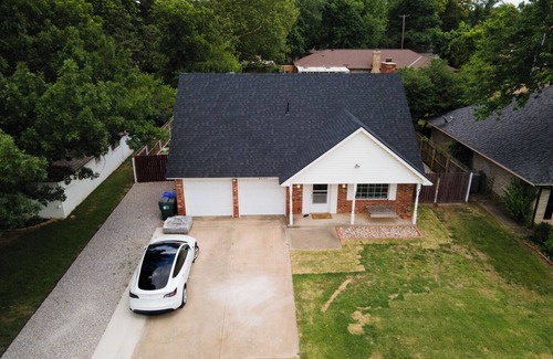 Norman House | Charming 4-bedroom house with AC, WiFi and swimming pool in welcoming Norman