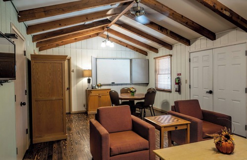 Tulsa Cabin | Charming 4-bedroom lodge with AC and WiFi near the Tulsa Botanical Gardens.