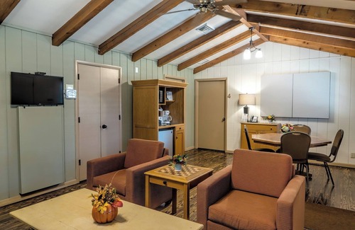 Tulsa Cabin | Charming 4-bedroom lodge with AC and WiFi near the Tulsa Botanical Gardens.