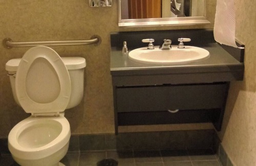 Tulsa Cabin | Charming 4-bedroom lodge with AC and WiFi near the Tulsa Botanical Gardens.