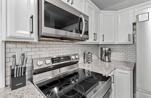 Terry Sanford Cottage | Charming 4-bedroom cottage in brilliant Fayetteville with WiFi, fitness room