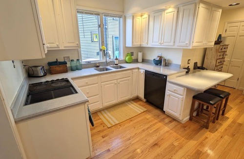 Bloomington House | Charming 4 BR W Hot Tub 3 Kings Walk to Downtown