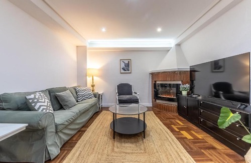 San Francisco Apartment | Charming 4 Double Bed Steps from the Old Town