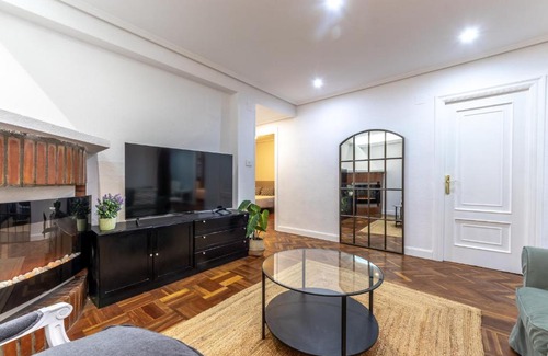 San Francisco Apartment | Charming 4 Double Bed Steps from the Old Town