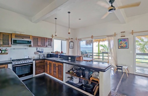San Pedro Mixtepec House | Charming 5-bedroom house with AC, WiFi in beautiful Bajos de Chila