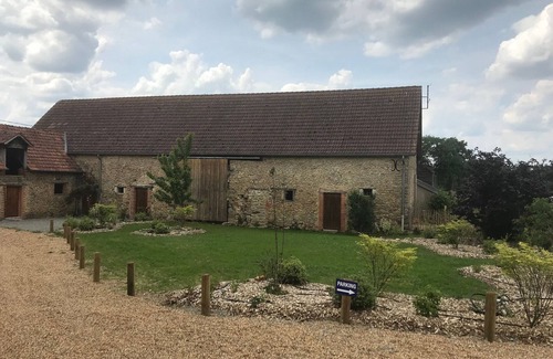 Yvre-l'Eveque Cottage | Charming 5-Bedroom Cottage Near 24h Le Mans & Nature Reserve