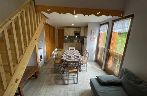 Laveissiere Apartment | Charming 50m² Chalet Apartment - WiFi, Ski Storage, Near Slopes & Shuttle