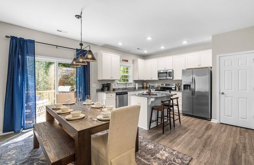 Durham House | Charming 5bd - BBQ - Deck- 4mins Duke University