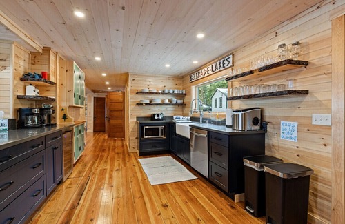 Belgrade Lakes Cottage | Charming 8-bedroom cottage with AC and WiFi in peaceful Belgrade