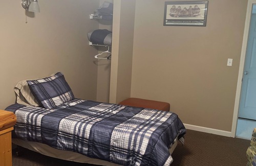 Michael Cabin | Charming 8-bedroom lodge with WiFi, AC in lovely Batchtown