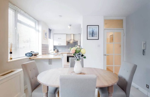 East Putney Apartment | Charming and Spacious 1-Bed in Putney