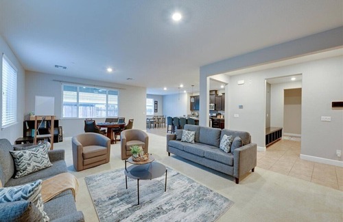Lincoln House | Charming and spacious 3-bedroom 2-bath house with modern living amenities.