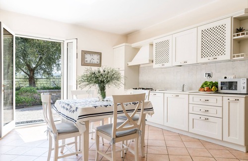 Monade Santa Lucia Apartment | charming apartment in villa 1.5 km from the sea with parking space in the village.