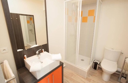 Chevilly-Larue Hotel | Charming Apartment w/Kitchenette Steps from Vibrant Market & Metro