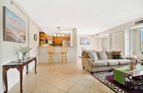 Pinellas Point Apartment | Charming Apartment with Balcony & Pool Views