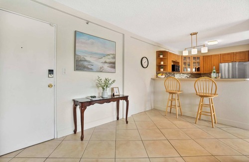 Pinellas Point Apartment | Charming Apartment with Balcony & Pool Views