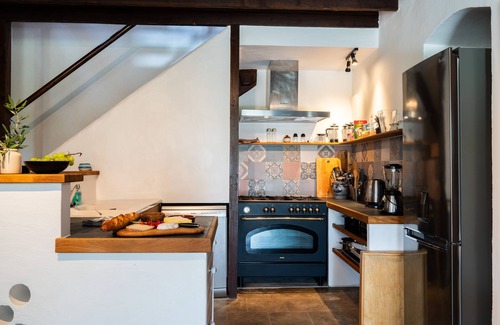 Montreal Apartment | Charming apartment in a quiet location with large pool