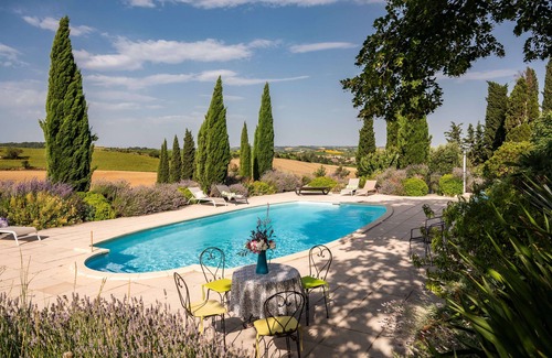 Montreal Apartment | Charming apartment in a quiet location with large pool