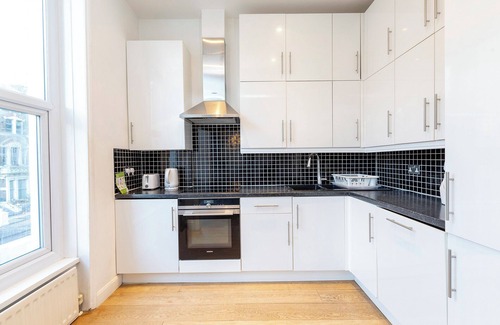 Holland Park Apartment | Charming Apartment in Kensington