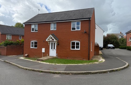 Aylesbury House | Charming Aylesbury Retreat with 4 Bedrooms