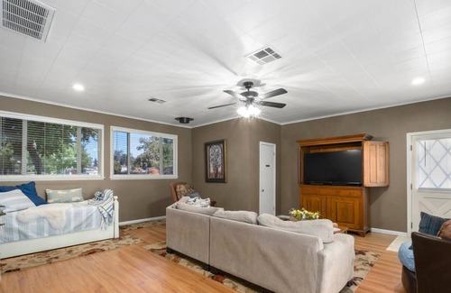 Clovis House | Charming Backyard Oasis★Pool & Huge Yard✔LongStays