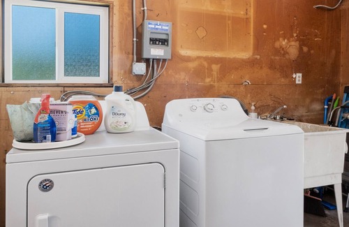 Clovis House | Charming Backyard Oasis★Pool & Huge Yard✔LongStays