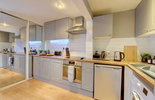 Banbury Apartment | Charming Banbury Flat near Café Veneto & V Lounge
