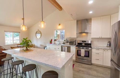 Bay Park House | Charming Bay Park 3BR Great Backyard BBQ A/C