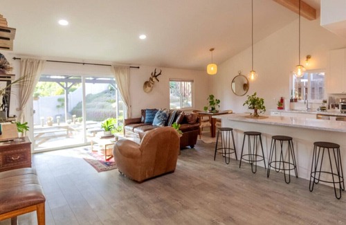Bay Park House | Charming Bay Park 3BR Great Backyard BBQ A/C