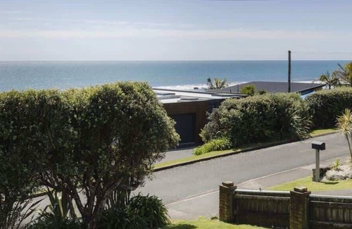 Oakura Villa | Charming Beach Bach with Ocean Views