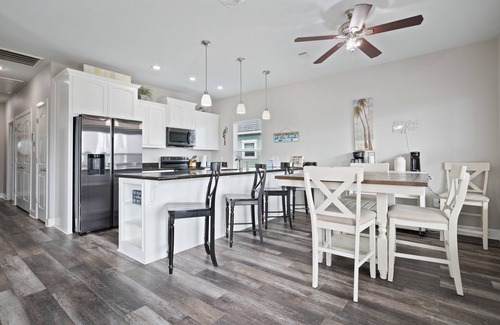 Crystal Beach House | Charming Beach House | Ocean View, 3BR, Sleeps 9, Pet-Friendly & Fully Equipped!