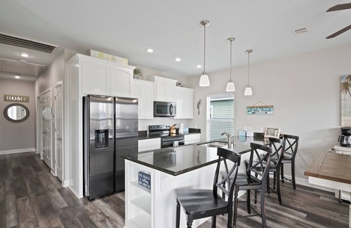 Crystal Beach House | Charming Beach House | Ocean View, 3BR, Sleeps 9, Pet-Friendly & Fully Equipped!