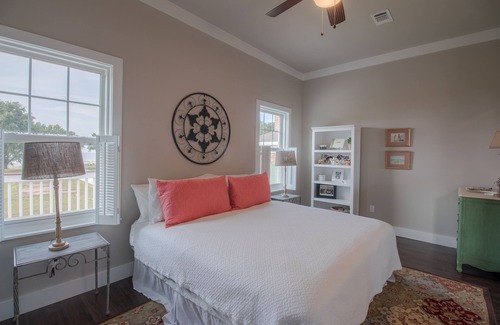 Gulfport House | Charming Beach View Cottage