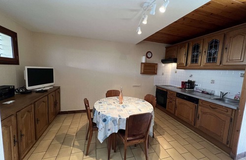 Valras-Plage Apartment | Charming Beachside Pavilion, 250m to Shore, Sleeps 6, Garden & BBQ