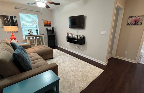 Davis Lake - Eastfield House | Charming bed/bath suite, living rm, kitchenette, steps to shops, trails & dining