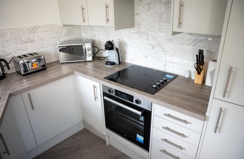 Bedford Apartment | Charming Bedford 2BR walking distance to Hospital, Train Station and Town Center