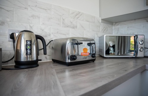 Bedford Apartment | Charming Bedford 2BR walking distance to Hospital, Train Station and Town Center