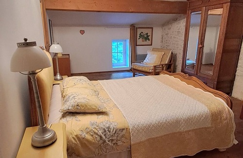 Cherac Bed & Breakfast | Charming Bedroom Bed & Breakfast in Cherac, between Cognac & Saintes with pool.