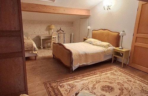 Cherac Bed & Breakfast | Charming Bedroom Bed & Breakfast in Cherac, between Cognac & Saintes with pool.